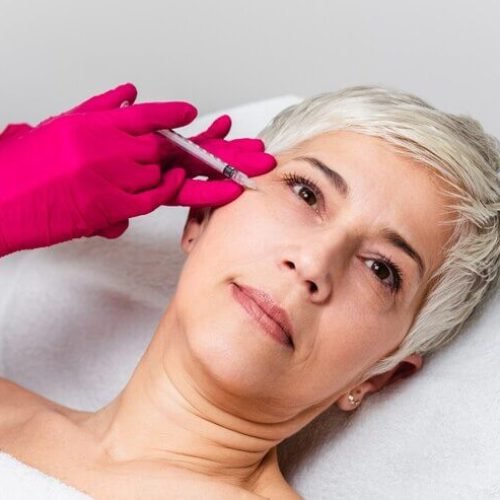 mulher-madura-esta-recebendo-injecoes-faciais-rejuvenescedoras-ela-esta-deitada-calmamente-na-clinica-a-esteticista-especialista-esta-injetand